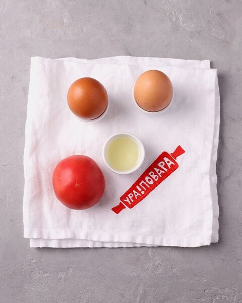 Как приготовить яичницу с помидорами?