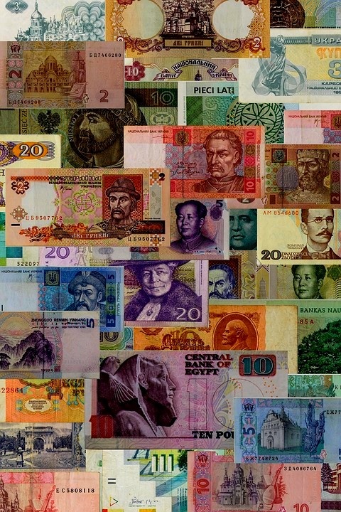 Купюры разных стран, разных временных отрезков.
