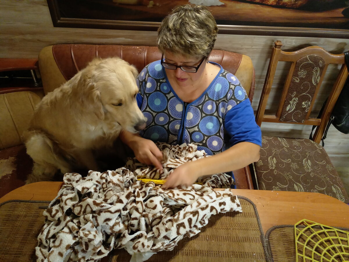 Куба учится вязать нюхательные коврики. Ляля сказала, что она и так всё знает.