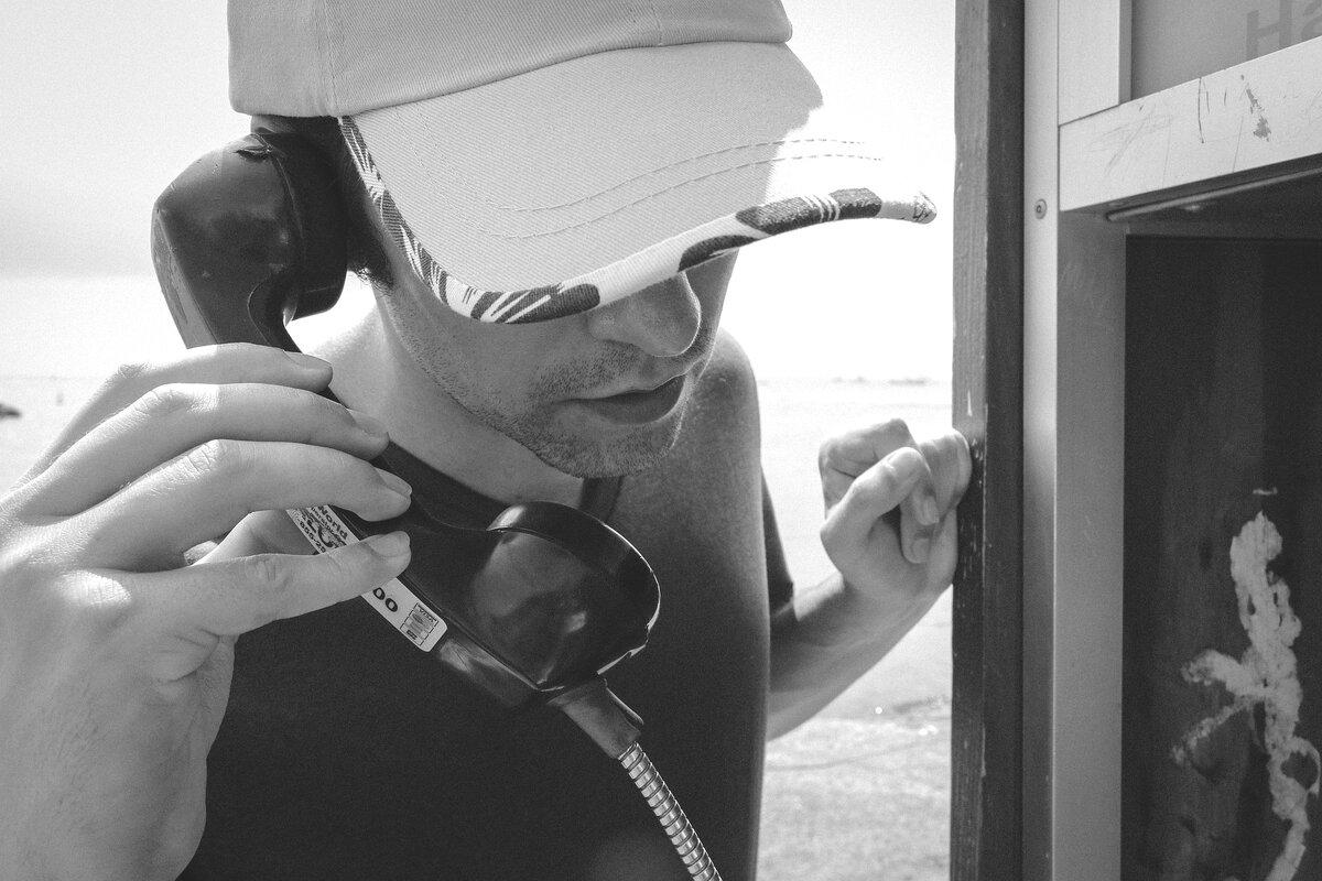 счастливое будущее. новая жизнь звонки. мысли эстетика. девушка ждет звонка. девочка с телефонной трубкой.