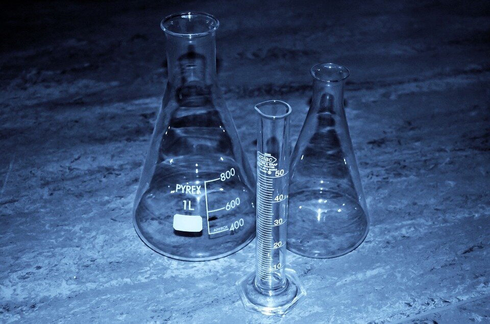 https://pixabay.com/photos/analysis-analyze-beaker-biology-218857/