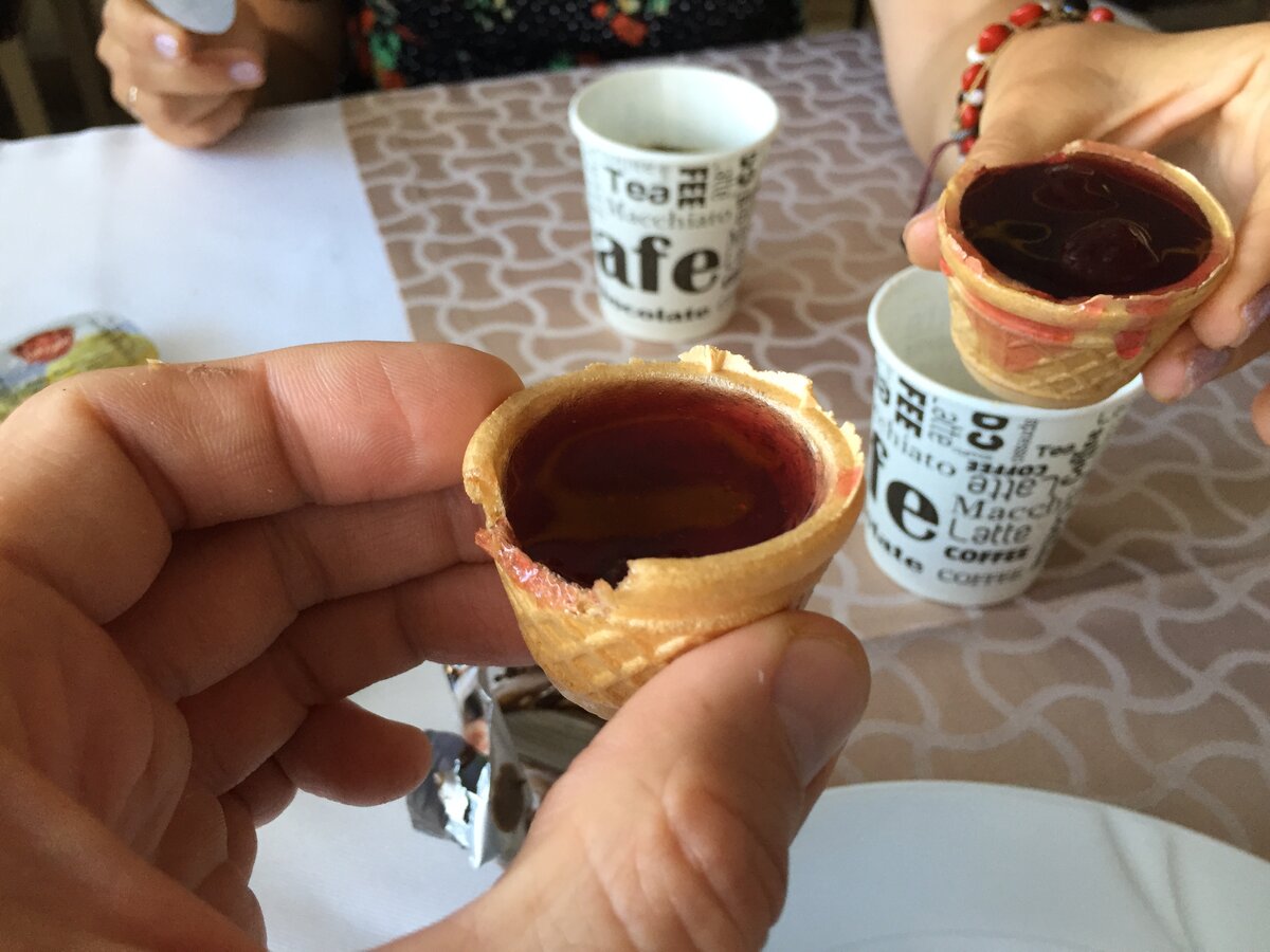 Десерт на выбор: варенье или мокрые печеньки. Мы выбрали варенье)