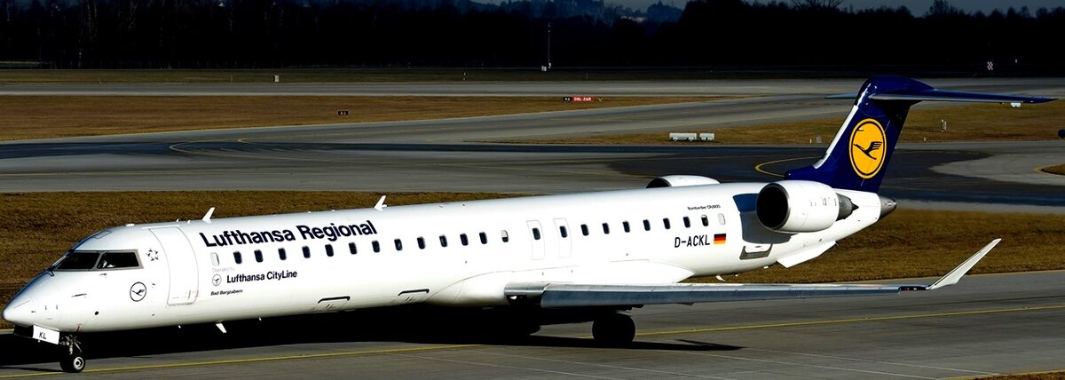 Bombardier CRJ900 с классической установкой двигателей на хвосте самолёта