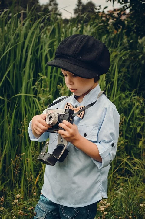 https://pixabay.com/photos/boy-kids-photographer-retro-cap-4326461/