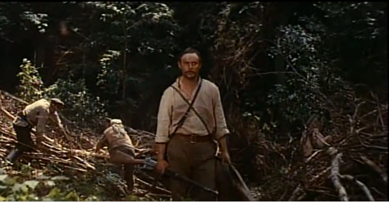 Арсеньев все с той же винтовкой, которую подарит в конце охотнику