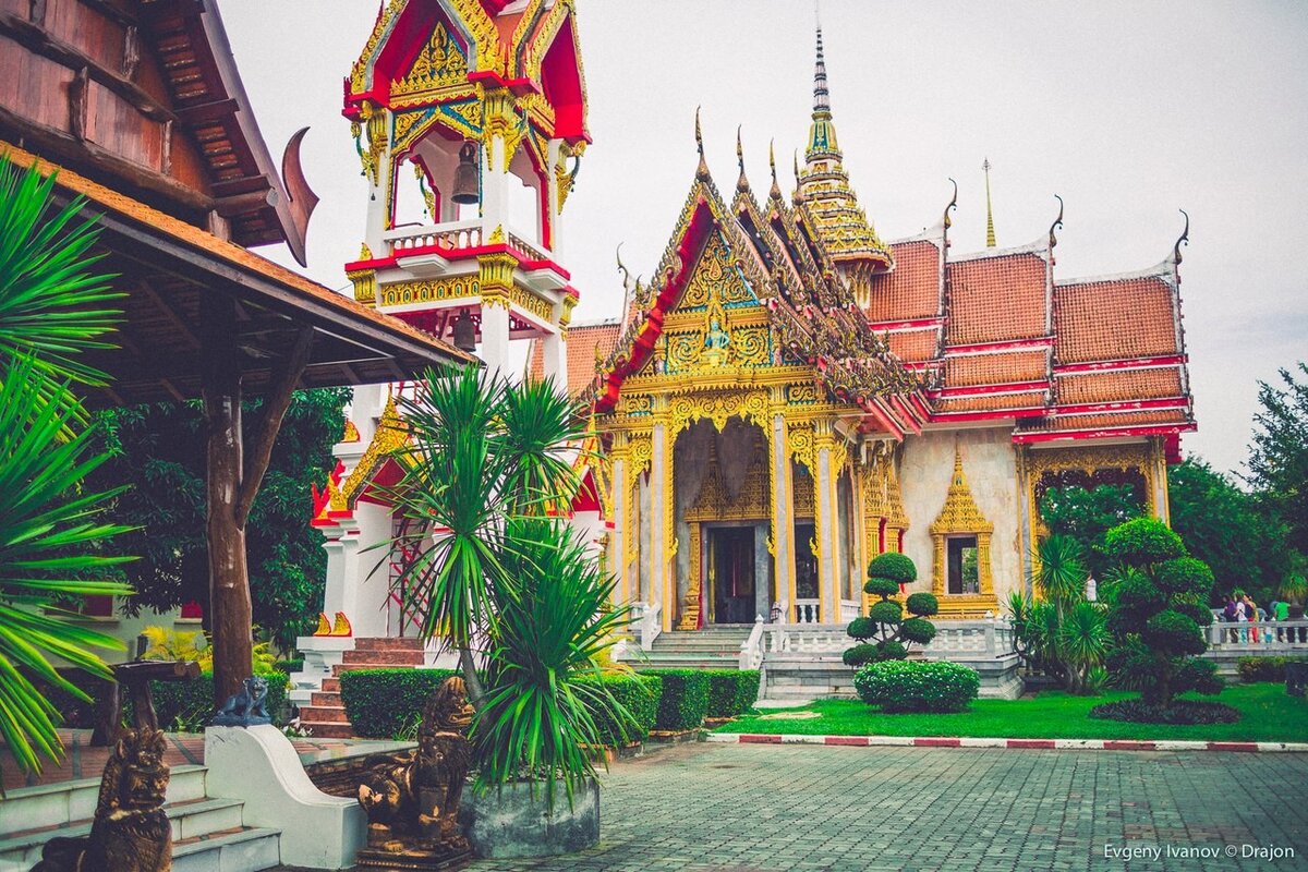 Tong phuket. Ват Пхра Тонг Пхукет. Храм ват Чалонг на Пхукете. Чеди Пхра Махатхат. Будда ват Пхра Тонг.