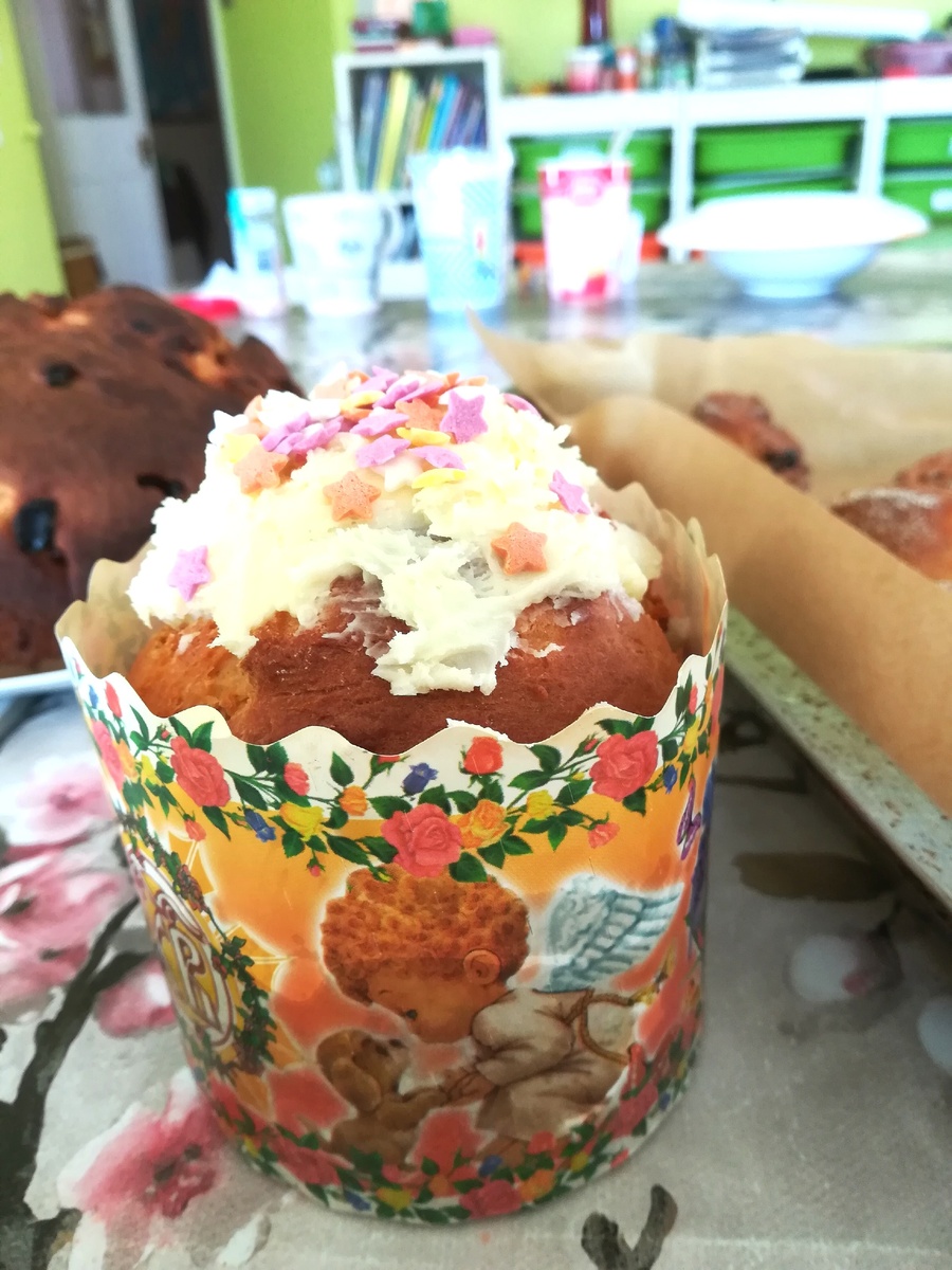 Всего полдня возни - и к утра вторника семья с двумя куличами и целым противнем булочек из оставшегося теста. Главное нАчать! 