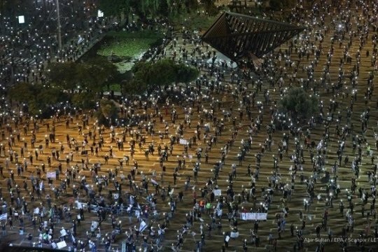 Фото из Израиля. Манифестанты держат дистанцию и протестуют против карантина