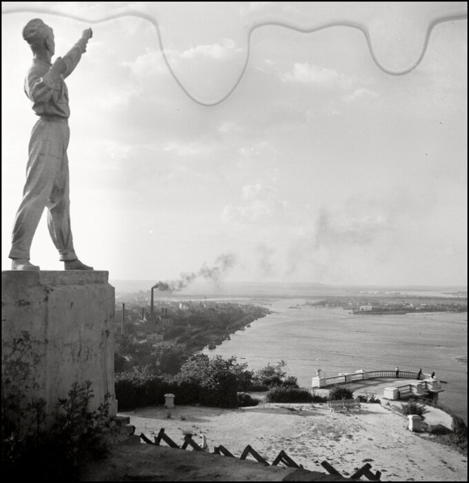 Противотанковые ежи возле памятника пионеру. СССР, Киев, 1943 г