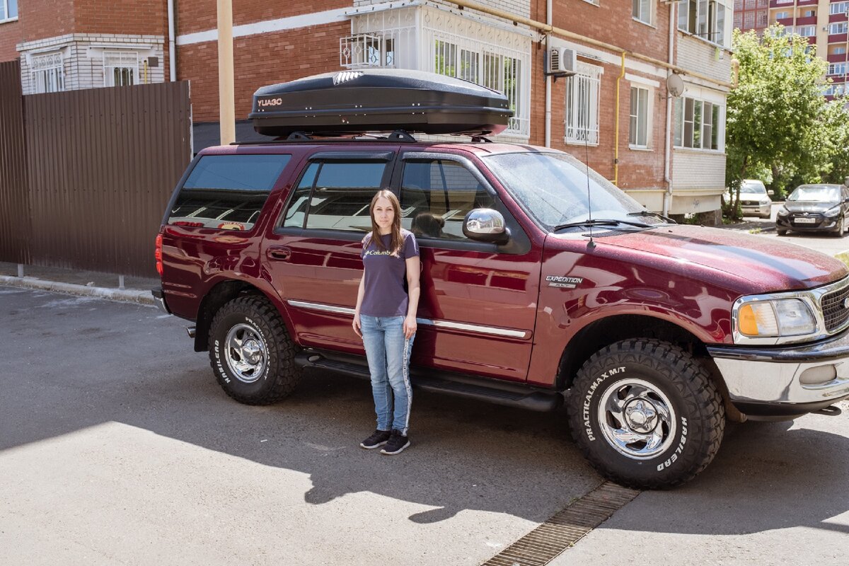 Сделал несколько фото, чтобы показать реальный размер старого Ford Expedition. Он огромен