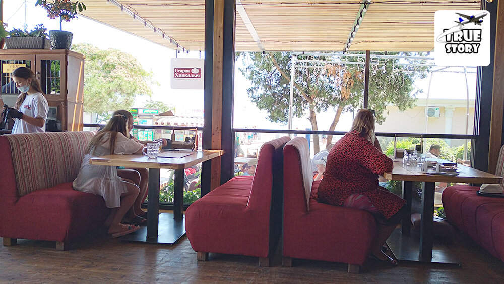 В кафе всегда много людей