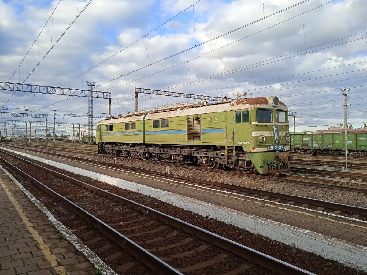 Электровоз ВЛ8-324, перед поездкой в последний путь на порезку, фото из группы ВК «Крымская железная дорога»