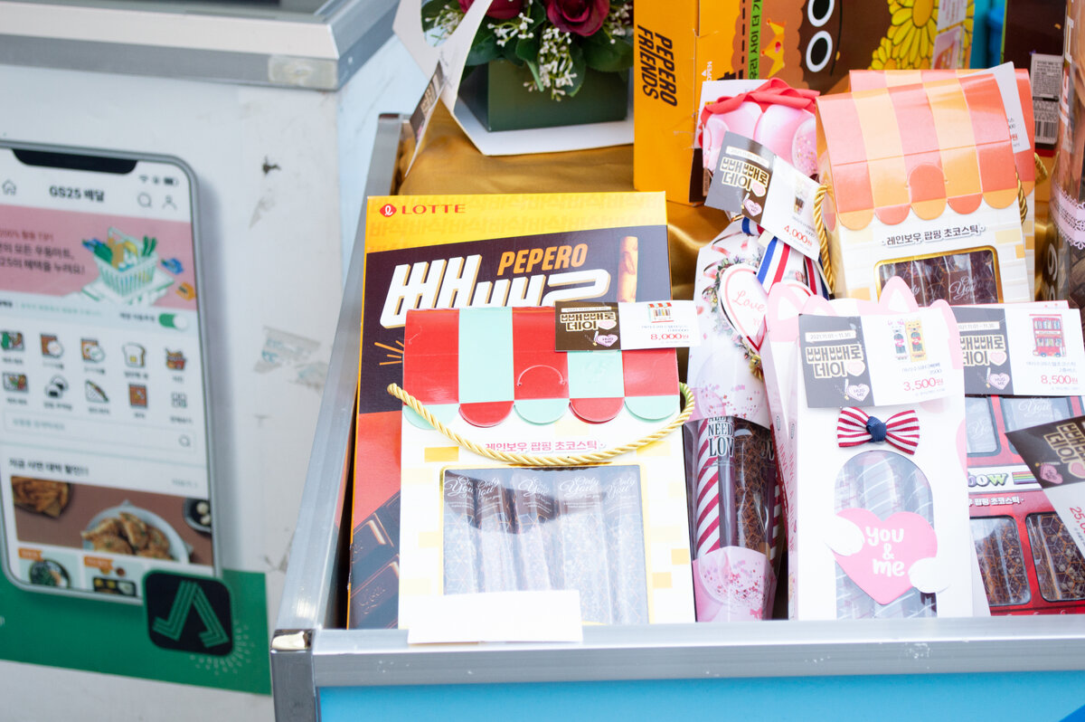 Набор из палочек Пеперо и других шоколадных палочек.