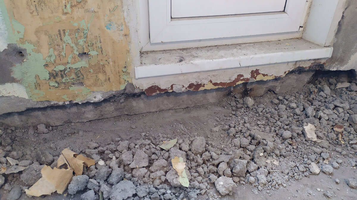 Вот так отваливалась штукатурка под окнами.