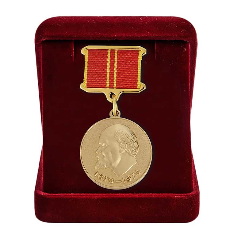 В Советском союзе простые рабочие, колхозники, а также инженеры, профсоюзные деятели и сотрудники, работающие в области науки и искусства, получали награды. Медаль 100 лет Ленину учредили в ноябре 1969 года. В наградной иерархии медаль следует располагать левее награды «За трудовое отличие». На кителе ее необходимо носить с левой стороны, по высоте она должна идти выше всей планки.