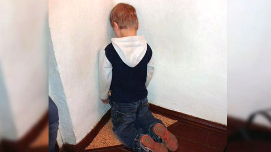 Стул наказания в детском саду. Надругательство над мальчиком. Заставляла стоять. Негр на коленях. Заставляла стоять.