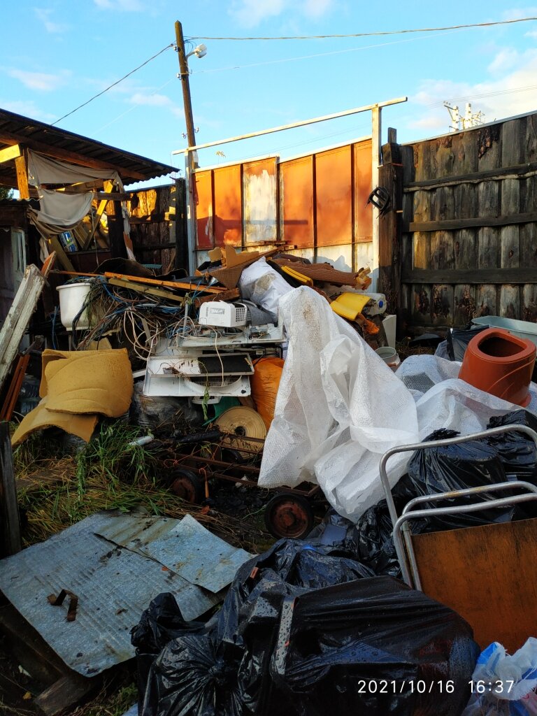 На переднем плане в чёрных мешках ещё не разобранные вещи, привезённые нами с Кубани.