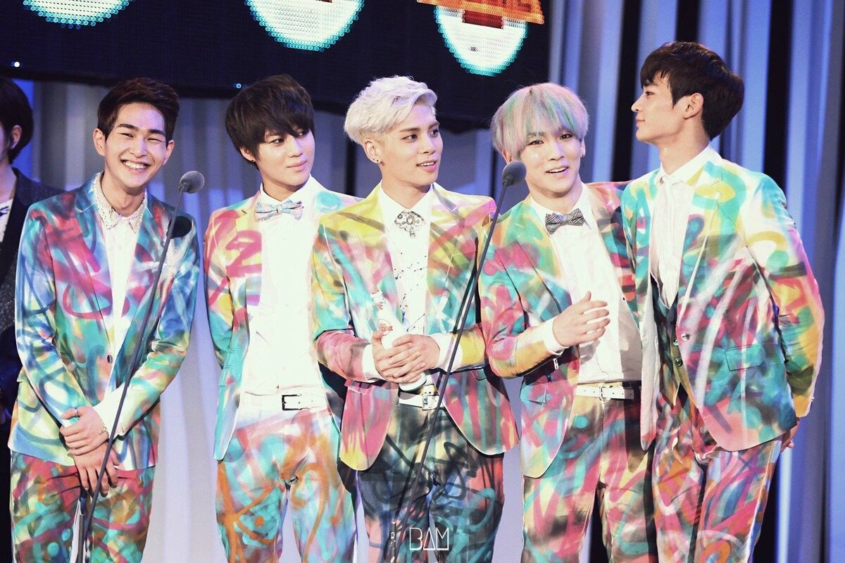 SHINee, пока с Джонхеном, покончившим с собой в 2017 году (в середине). Фото взято из интернета.
