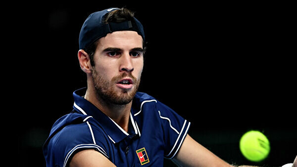    Карен Хачанов (Россия) в матче 1/4 финала одиночного разряда среди мужчин на турнире "ВТБ Кубка Кремля" против Джона Миллмана (Австралия).© РИА Новости / Алексей Филиппов