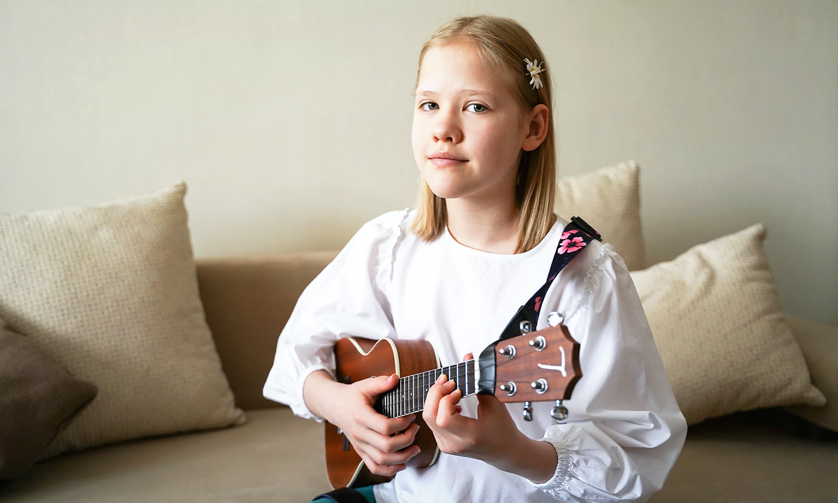 радость природа. женщина с телефоном. сегодня девочка нужен. красивые детки. сегодня девочка нужен.