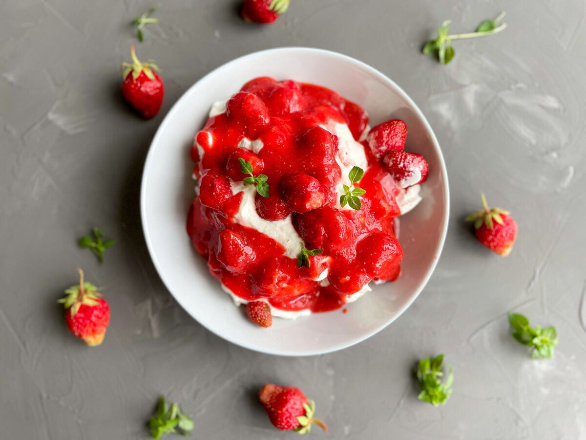 Десерт с клубникой