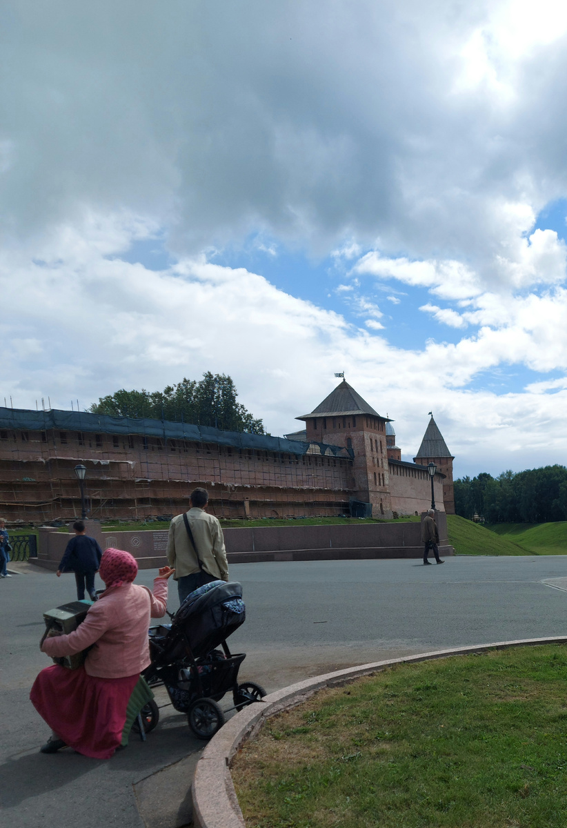 Новгородский кремль. Он на реставрации.