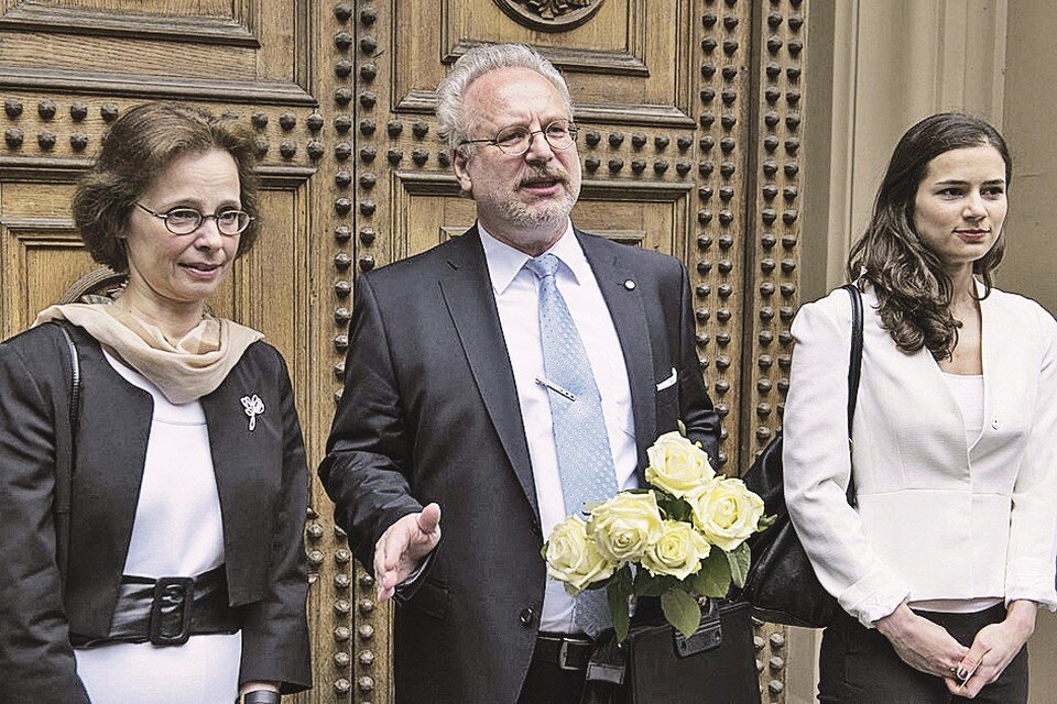     Эколог Индра Левитс (на фото - справа) хоть и живет в Британии, но родителей в Латвии навещает регулярно. Фото: wikipedia.org