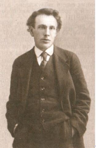 Пролетарский писатель Сивачев одет по моде