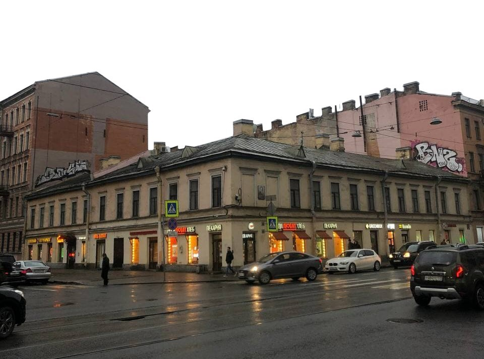 Перекресток Среднего проспекта и 11-й линии В.О.