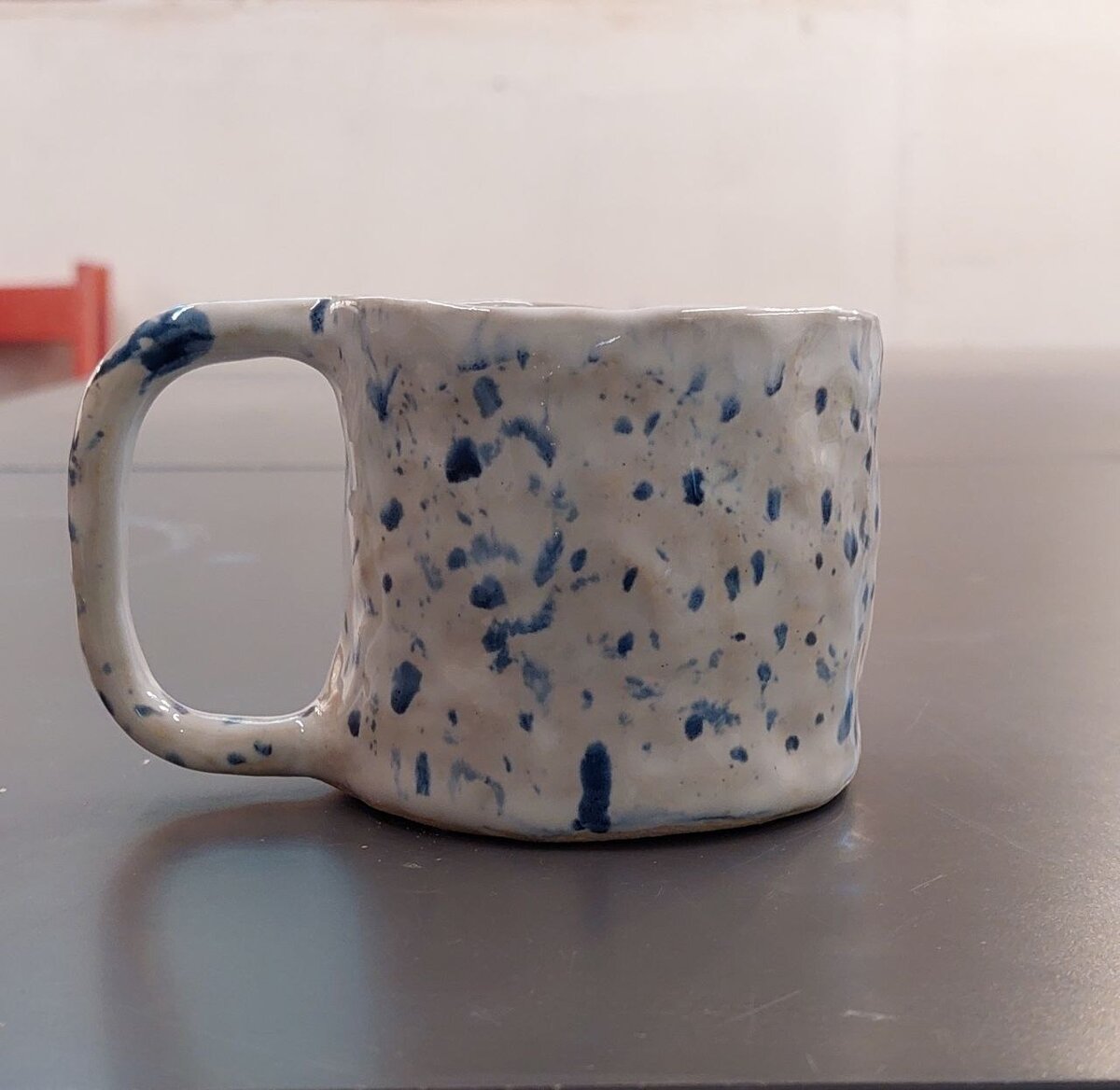 Кружка, выполненая полностью вручную. Фото из личного архива