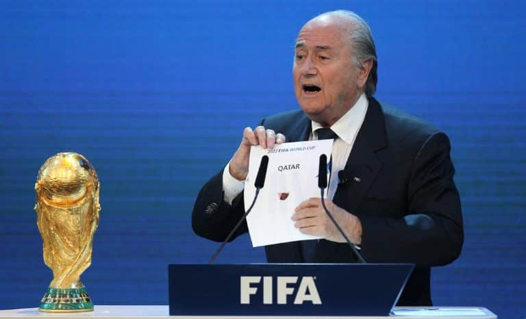 2 декабря 2010 г. в Цюрихе Йозеф Блаттер оглашает информацию об организаторе чемпионата мира по футболу 2022 г. © КАРИМ ДЖААФАР / AFP