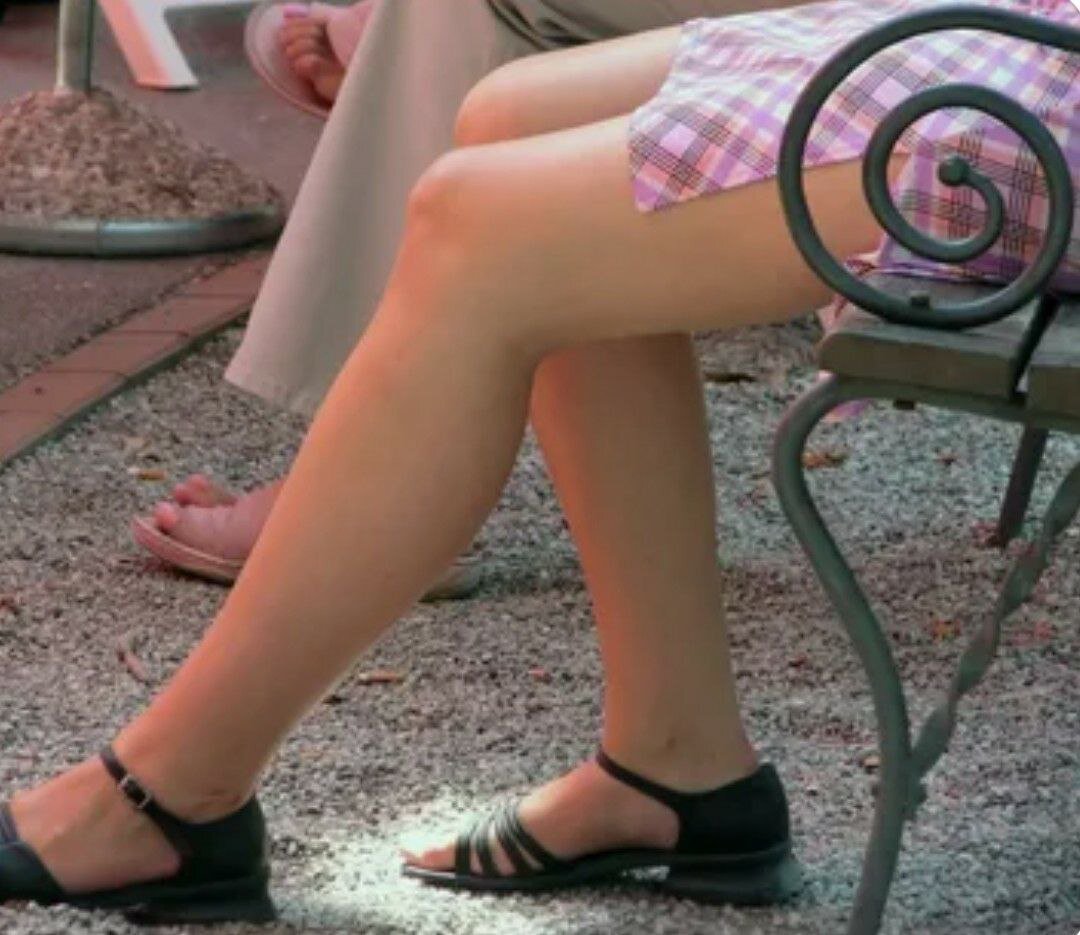 открытые коленки. красивые ноги. стройные изящные ноги. девушка сидит нога на ногу. сидит нога на ногу.