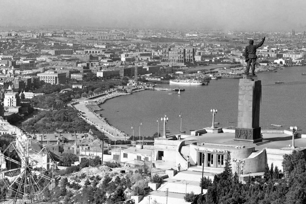 В честь кого назвали город баку. Город Баку азербайджанской ССР. Баку 1960. Баку 1950 год. Улица Советская в Баку.