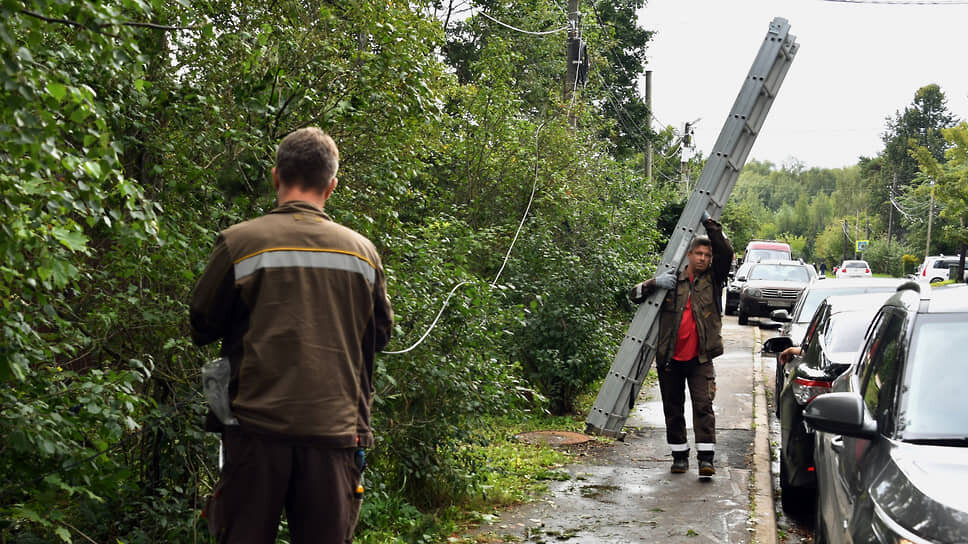 Фото: Ирина Бужор / Коммерсантъ📷Сотрудники коммунальных служб ликвидируют последствия падения дрона в Химках