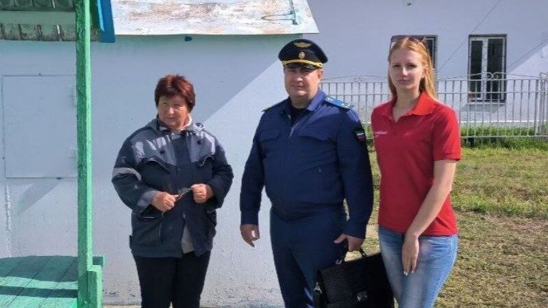     Жители разъезда Петрушенко вынуждены покупать питьевую воду в магазине, так как в центральном водопроводе она имеет желтый цвет.