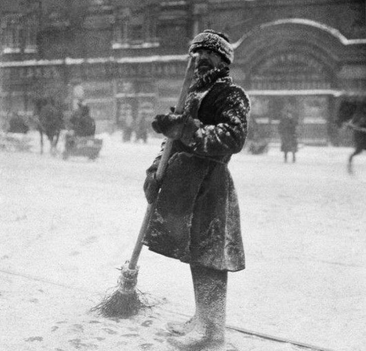 Старые дворники. Московский дворник 19 века. Зима 19, 20 век. Дворник начало 20 века. Дворник зимой.