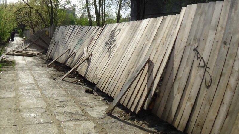 упавший забор. падающий забор. упавшие заборы. сломанный забор на даче. кривые заборы.