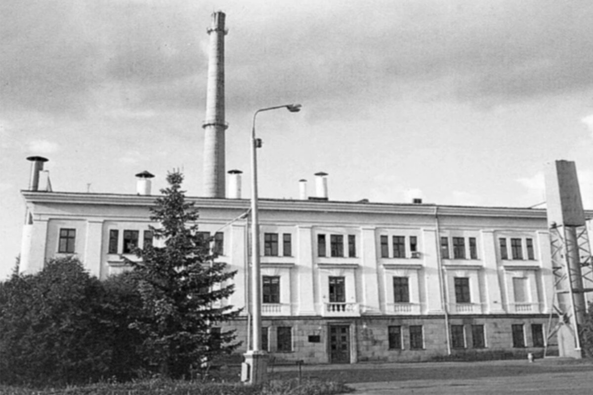 Первая в мире аэс в обнинске. Первая в мире атомная электростанция под руководством. Первая в мире атомная электростанция под руководством. Первая атомная станция в обнинске. Атомная электростанция в обнинске 1954.