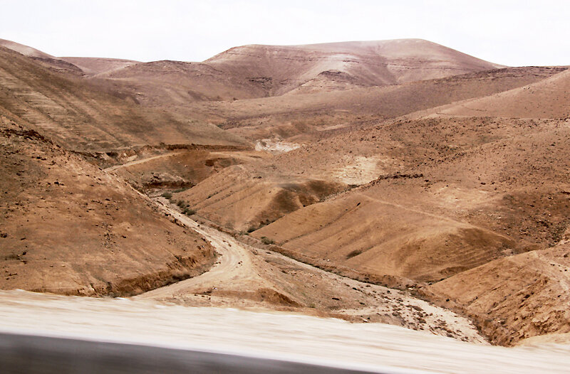 Саудовская аравия затопило пустыню. Саудовская аравия достопримечательности. Наводнение в пустыне саудовской аравии. В саудовской аравии нет денег рек песка. Вади сухие русла рек.