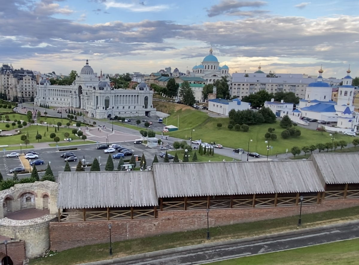 Памятник зодчим Казанского Кремля в Казани. Смотровая площадка Казань Кремль. Тобольск смотровая площадка Кремля. Смотровая Кремль казан.