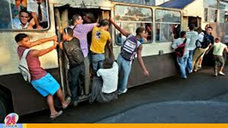 Сейчас автобусы новые, но люди ездят в них, как прежде. Фотография из интернета.