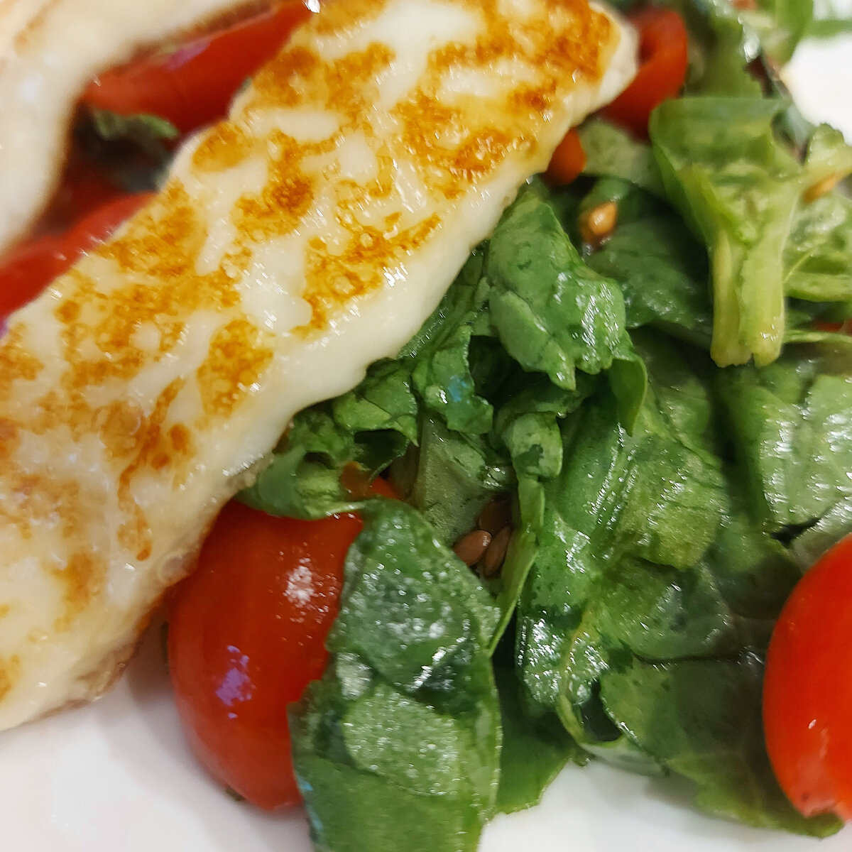 Салат с жареным халуми делала в субботу. Пока было настроение и силы🍽