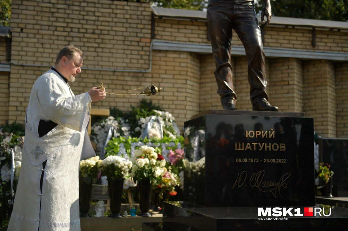 Памятник юрий шатунов фото на кладбище