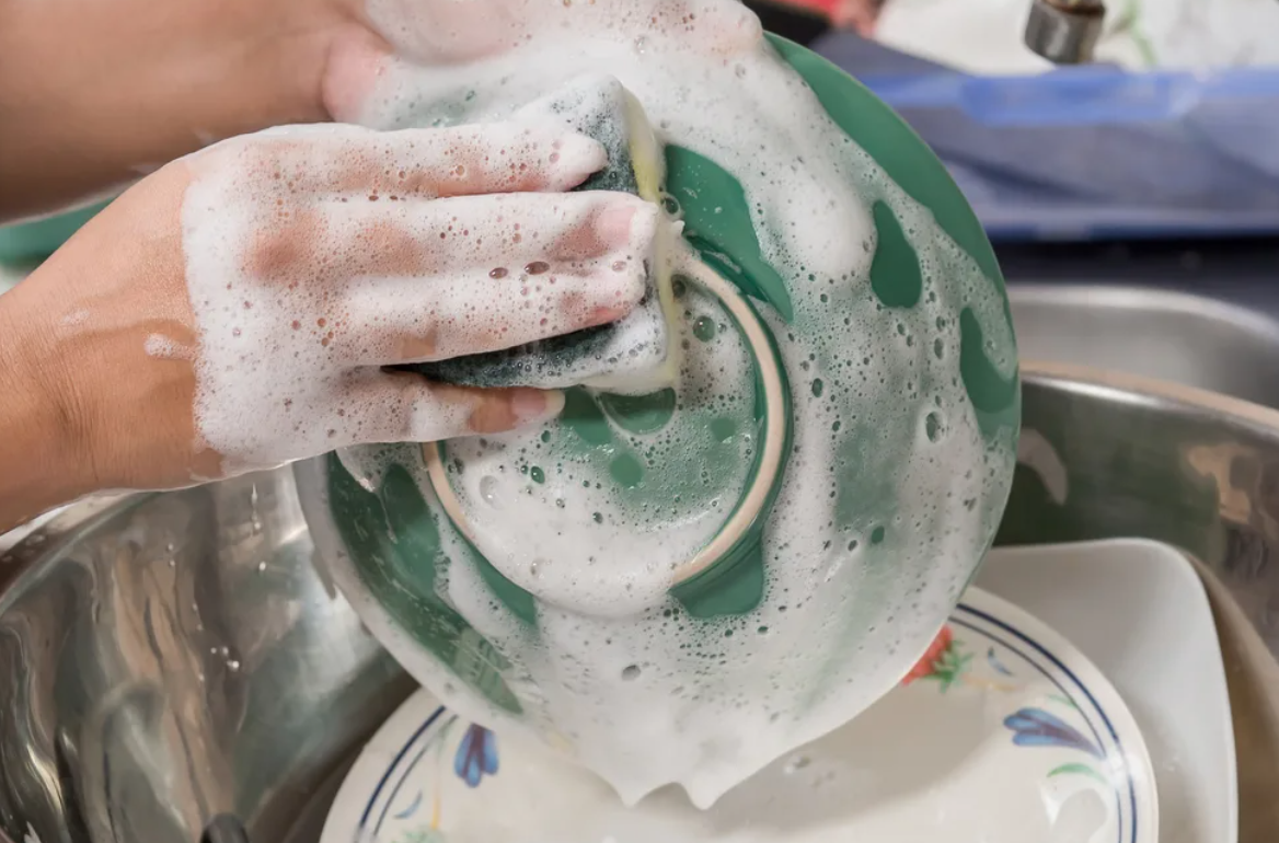 Можно мыть посуду жидким мылом. Мытье посуды. Мытье посуды Эстетика. Мытье тарелки. Ополаскивание посуды.