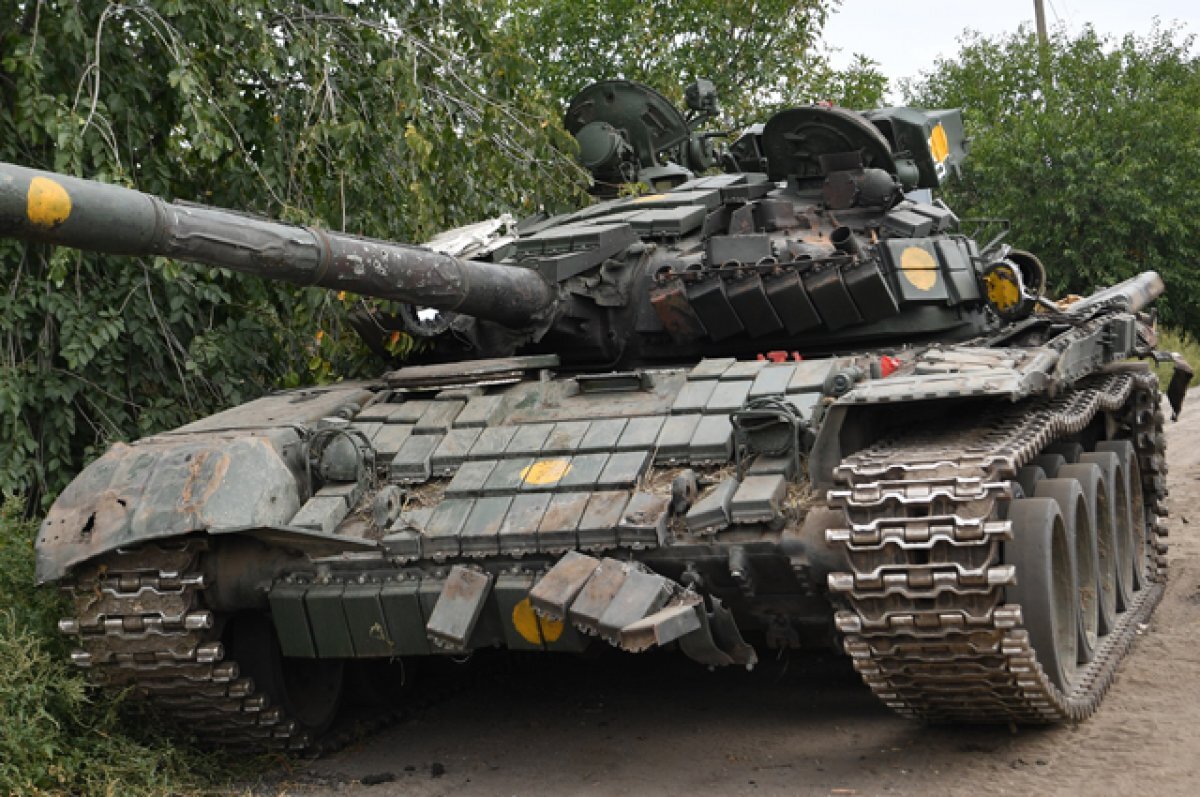    Танк Т-72, переданный Украине Польшей, подбит во время контрнаступления ВСУ.