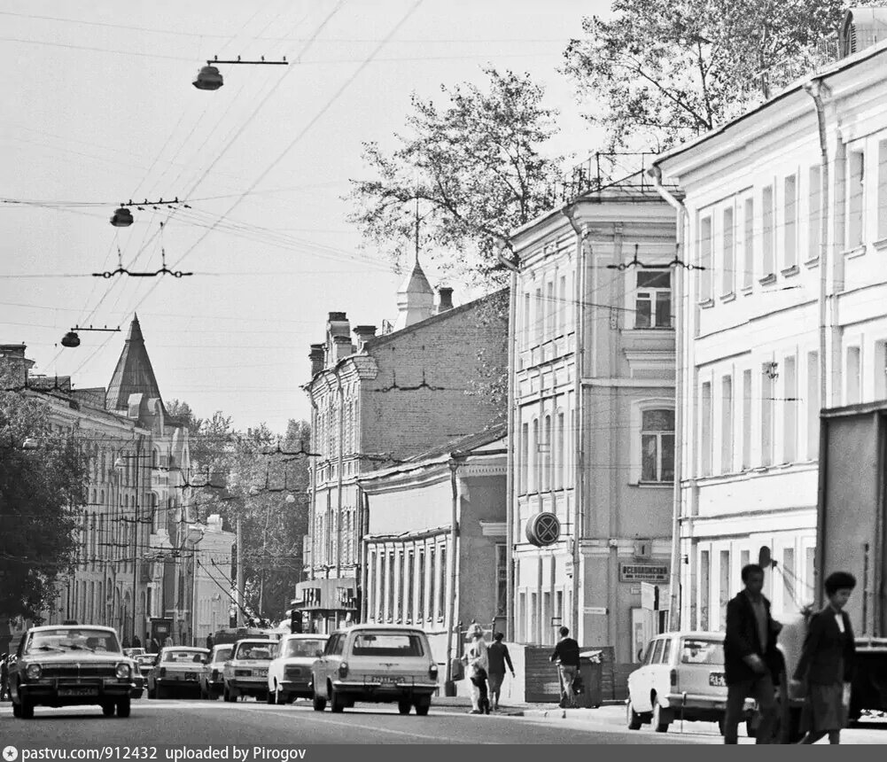 Одна из улиц, которую предлагали переименовать, Метростроевская. В 1986 году ей всё-таки вернули историческое название - Остоженка. Снимок 1986 года. Фото В. Созинова, с сайта www.pastvu.com.