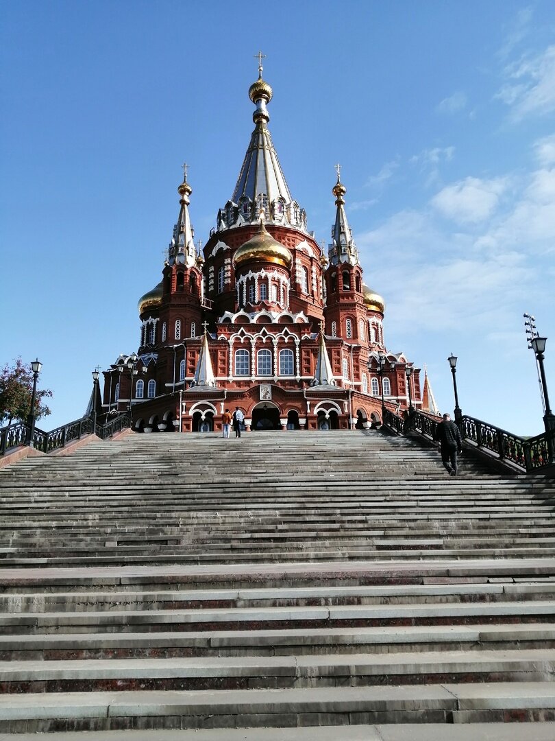 Михайло-Архангельский кафедральный собор в Ижевске. Всего здесь 80 ступенек. Здесь любят фотографироваться гости города и молодожены.