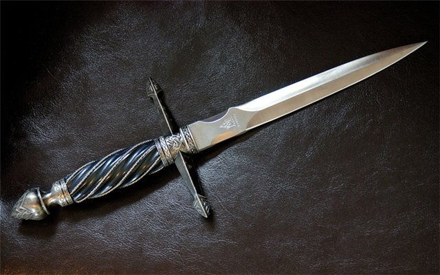 Атам - ритуальный нож с двойным лезвием и черной рукояткой