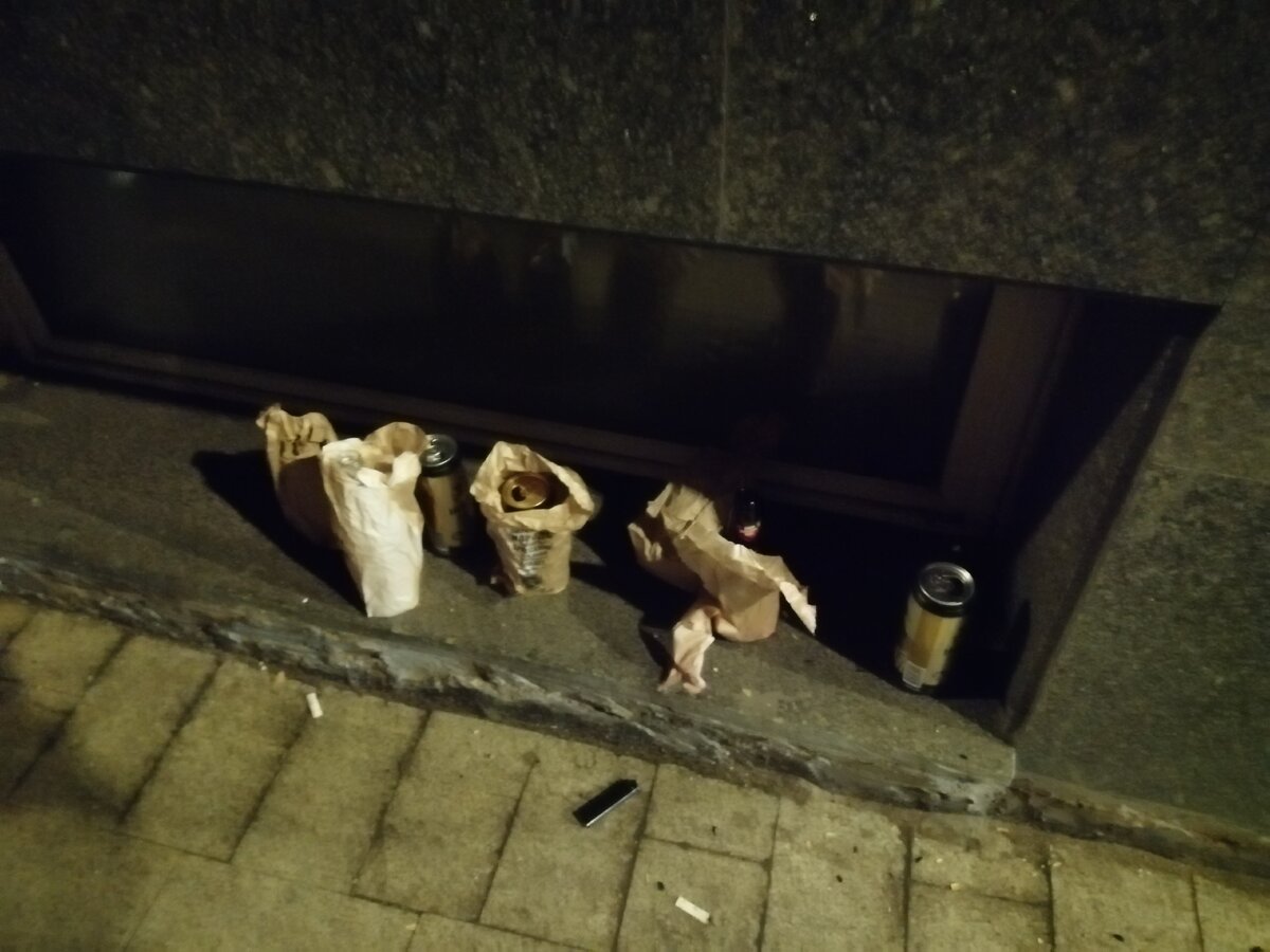 Здесь полиция просила задержанных оставить свои бутылки с алкоголем 