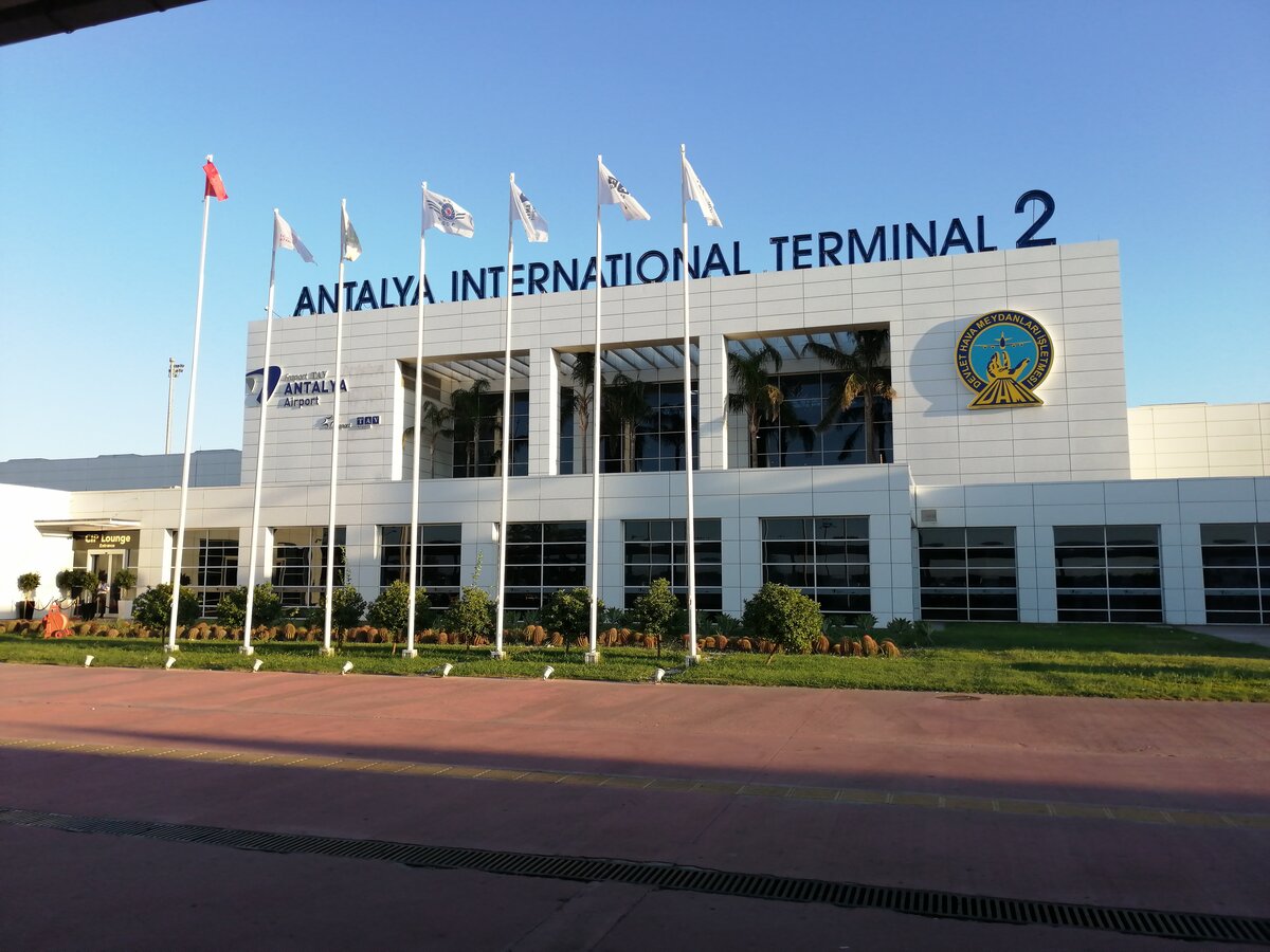 Antalya 1. Международный аэропорт Анталия. Аэропорт Анталия в Турции. Анталия аэропорт Международный AYT. Аэропорт в Турции Анталия внутри.